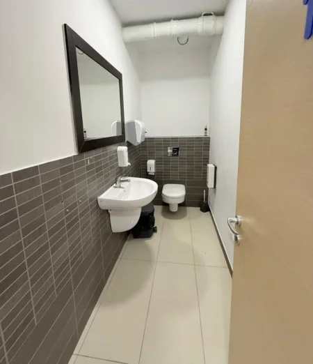 Tirane, jepet me qera zyre Kati 2, 187 m² 2.500 € (KOMPLEKSI DELIJORGJI)