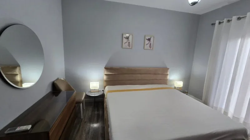 Tirane, jepet me qera apartament 2+1+Ballkon Kati 2, 115 m² 650 € (Sauk /Rr.Xhebrahimet)