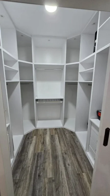 Tirane, jepet me qera apartament 2+1+Ballkon Kati 2, 115 m² 650 € (Sauk /Rr.Xhebrahimet)