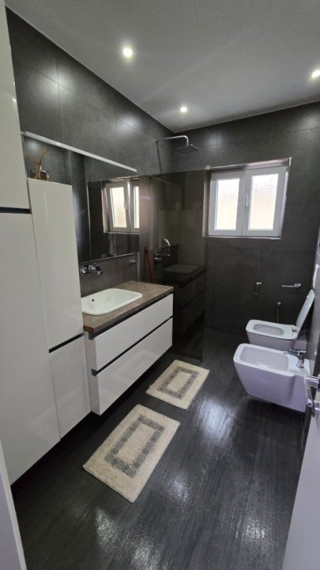 Tirane, jepet me qera apartament 2+1+Ballkon Kati 2, 115 m² 650 € (Sauk /Rr.Xhebrahimet)