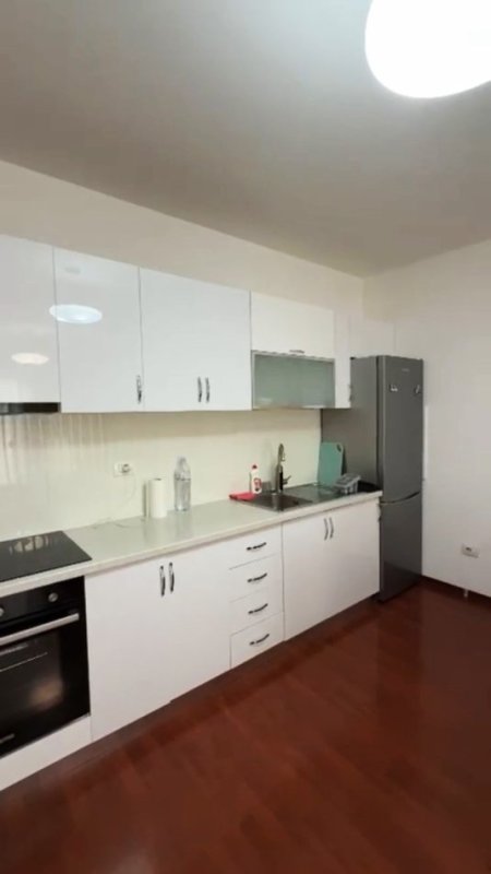 Tirane, jepet me qera apartament 1+1+Ballkon Kati 4, 70 m² 600 € (Rruga Frosina Plaku)