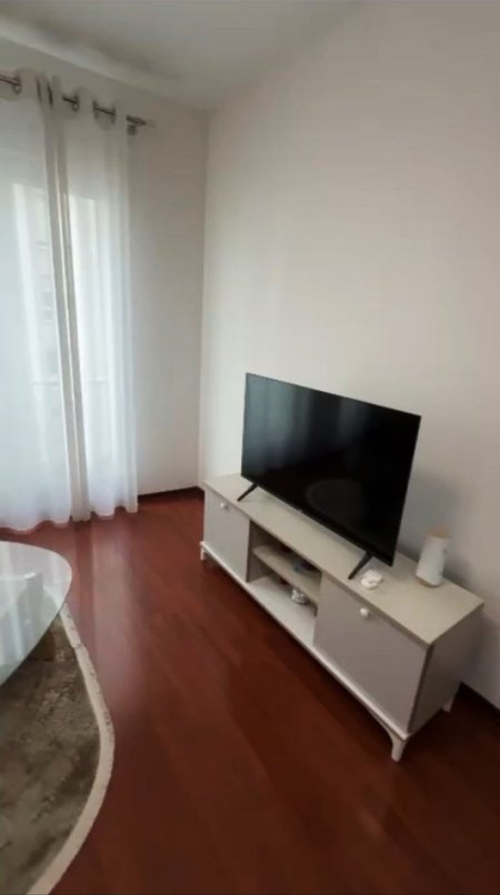 Tirane, jepet me qera apartament 1+1+Ballkon Kati 4, 70 m² 600 € (Rruga Frosina Plaku)