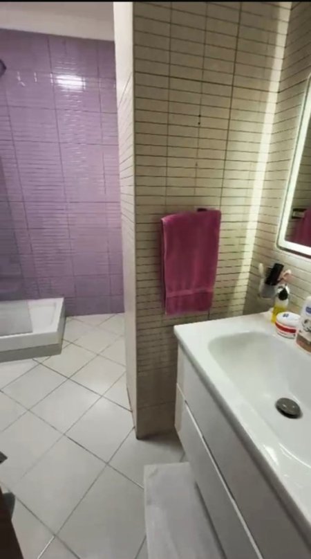 Tirane, jepet me qera apartament 1+1+Ballkon Kati 4, 70 m² 600 € (Rruga Frosina Plaku)