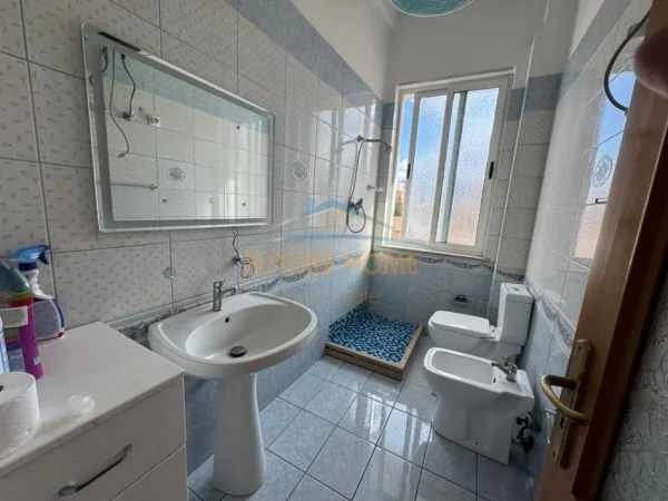 Tirane, jepet me qera apartament 2+1+Ballkon Kati 3, 60 m² 500 € (selvia)