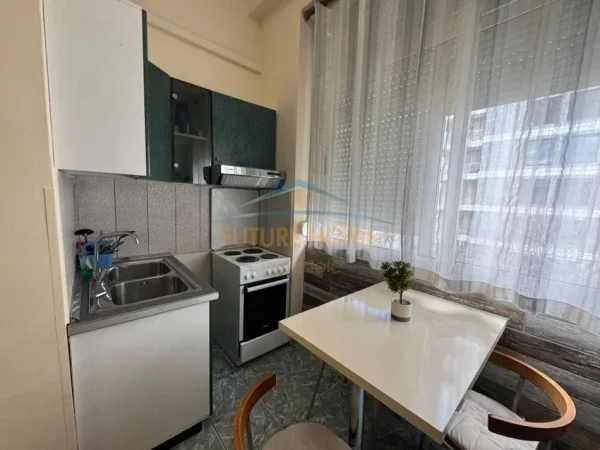 Tirane, jepet me qera apartament 2+1+Ballkon Kati 3, 60 m² 500 € (selvia)
