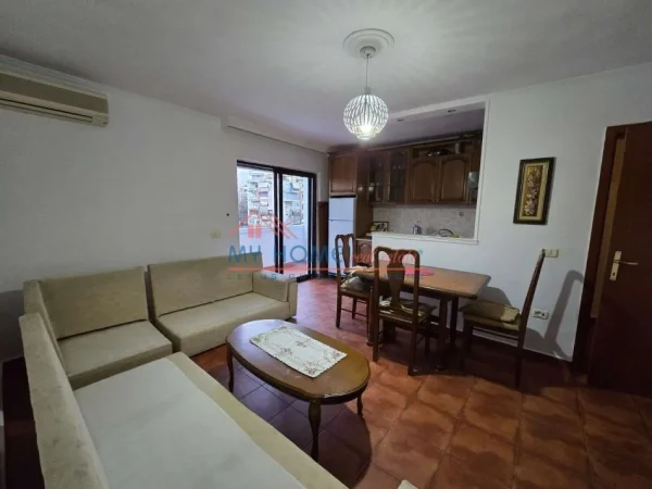 Tirane, jepet me qera apartament 3+1+Ballkon Kati 4, 95 m² 550 € (Rruga e Barrikadave)