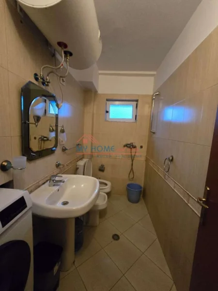 Tirane, jepet me qera apartament 3+1+Ballkon Kati 4, 95 m² 550 € (Rruga e Barrikadave)