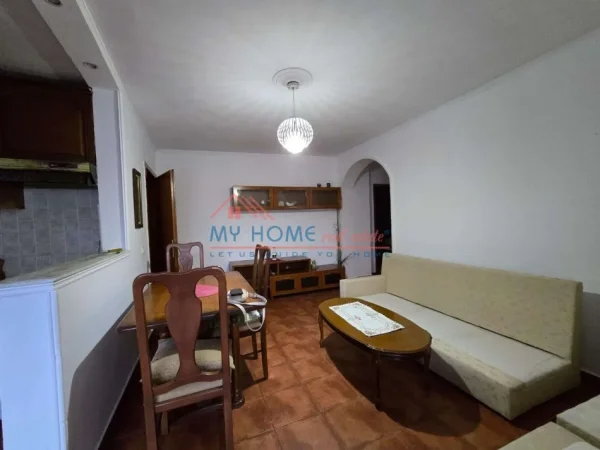 Tirane, jepet me qera apartament 3+1+Ballkon Kati 4, 95 m² 550 € (Rruga e Barrikadave)