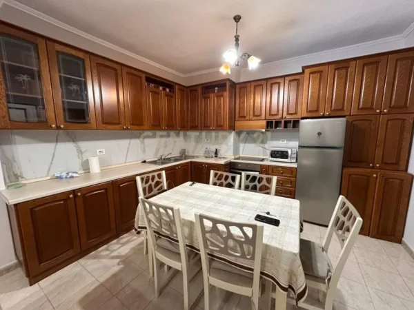 Tirane, jepet me qera apartament 2+1+Ballkon Kati 4, 87 m² 650 € 