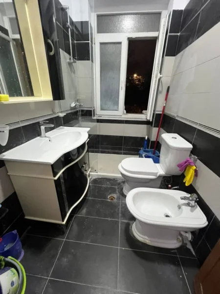 Tirane, jepet me qera apartament 1+1+Aneks+Ballkon Kati 2, 60 m² 600 € (Rr Sulejman Delvina)