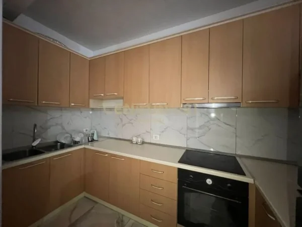Tirane, jepet me qera apartament 3+1 Kati 2, 119 m² 550 € 