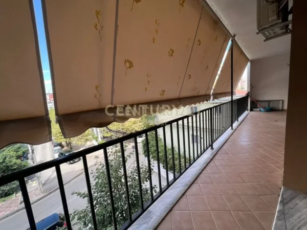 Tirane, jepet me qera apartament 3+1 Kati 2, 119 m² 550 € 