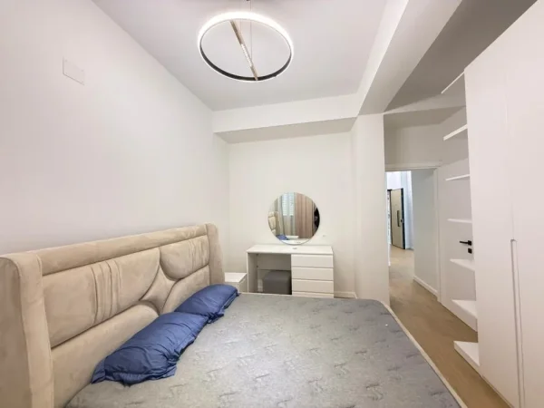 Tirane, jepet me qera apartament 2+1+Ballkon Kati 1, 110 m² 750 € (liqeni i thate)