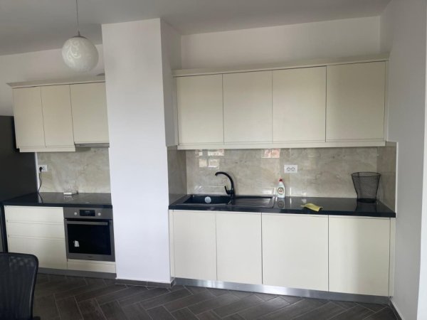 Tirane, jepet me qera apartament 1+1 Kati 8, 61 m² 800 € (MYSLYM SHYRI)