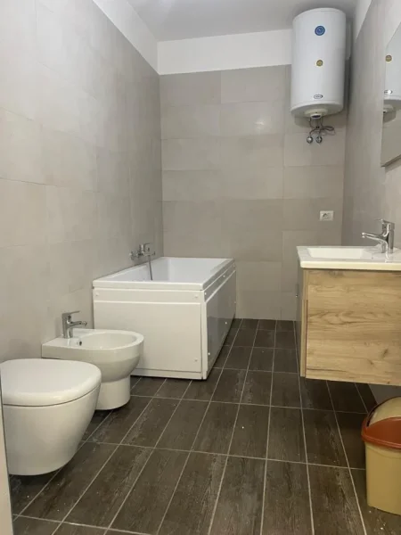 Tirane, jepet me qera zyre Kati 8, 61 m² 800 € (MYSLYM SHYRI)