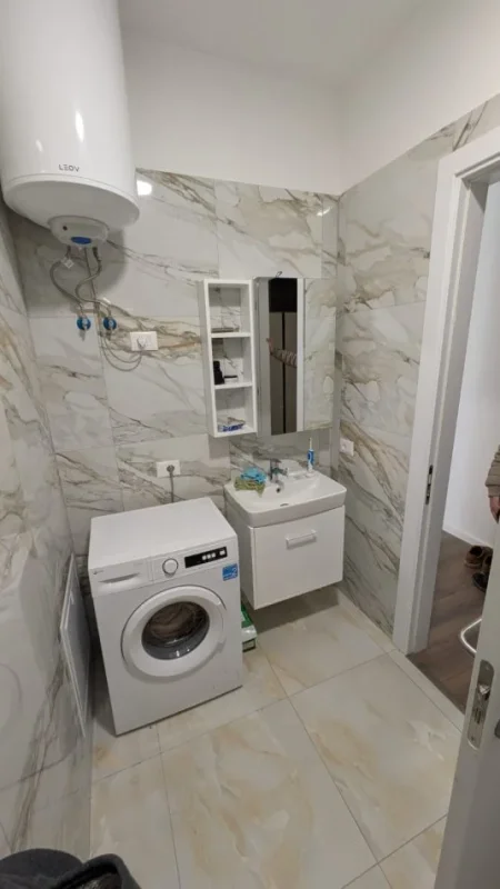 Tirane, jepet me qera apartament 1+1 Kati 2, 65 m² 470 € (Yzberisht)