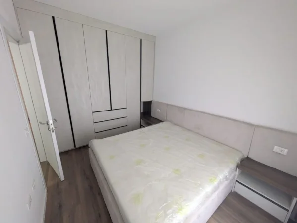 Tirane, jepet me qera apartament 1+1 Kati 2, 65 m² 470 € (Yzberisht)