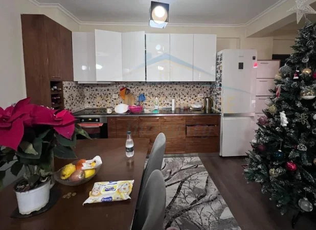 Shitet, Apartament 2+1, Zogu i Zi, Tiranë.
