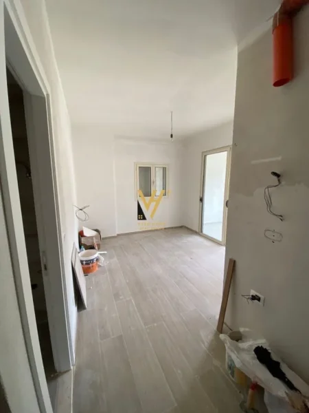Tirane, shitet apartament 2+1+Ballkon Kati 4, 60 m² 85.000 € (FRESKU)