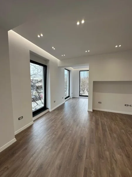 Tirane, jepet me qera zyre Kati 1, 76 m² 1.500 € (QENDER)