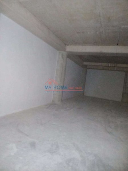 Tirane, jepet me qera magazine Kati -1, 157 m² 1.000 € (Bulevardi i Ri)