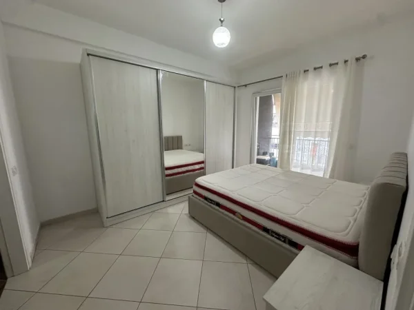Tirane, jepet me qera apartament 2+1+Ballkon , 102 m² 50000 Lek (Rruga 5 maji)
