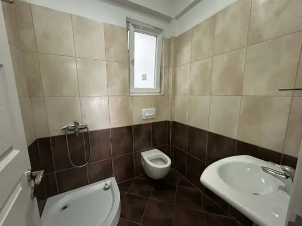 Tirane, jepet me qera apartament 2+1+Ballkon , 102 m² 50000 Lek (Rruga 5 maji)