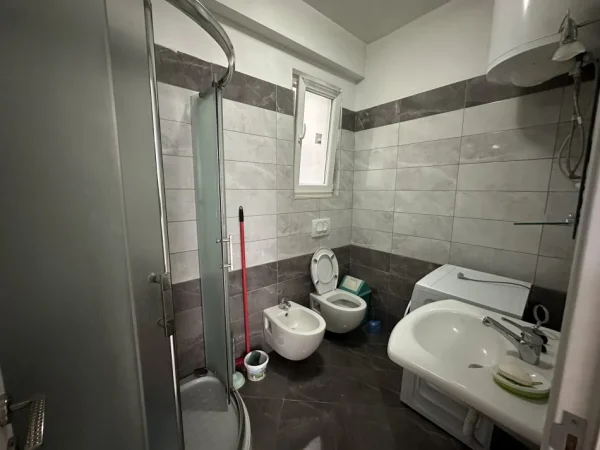 Tirane, jepet me qera apartament 2+1+Ballkon , 102 m² 50000 Lek (Rruga 5 maji)