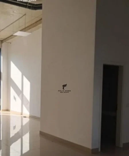 Tirane, jepet me qera dyqan Kati 0, 21 m² 400 € (SIRI KODRA)