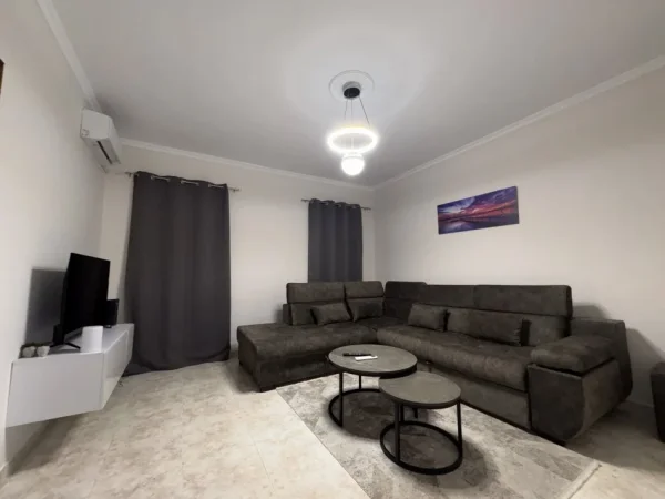 Tirane, jepet me qera apartament 2+1+Aneks+Ballkon Kati 4, 900 € (Bulevardi Bajram Curri)