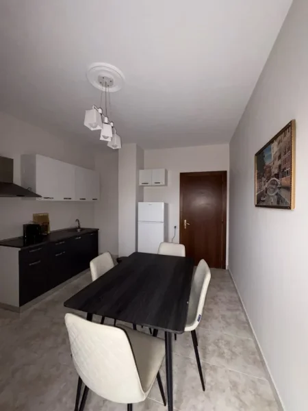 Tirane, jepet me qera apartament 2+1+Aneks+Ballkon Kati 4, 900 € (Bulevardi Bajram Curri)