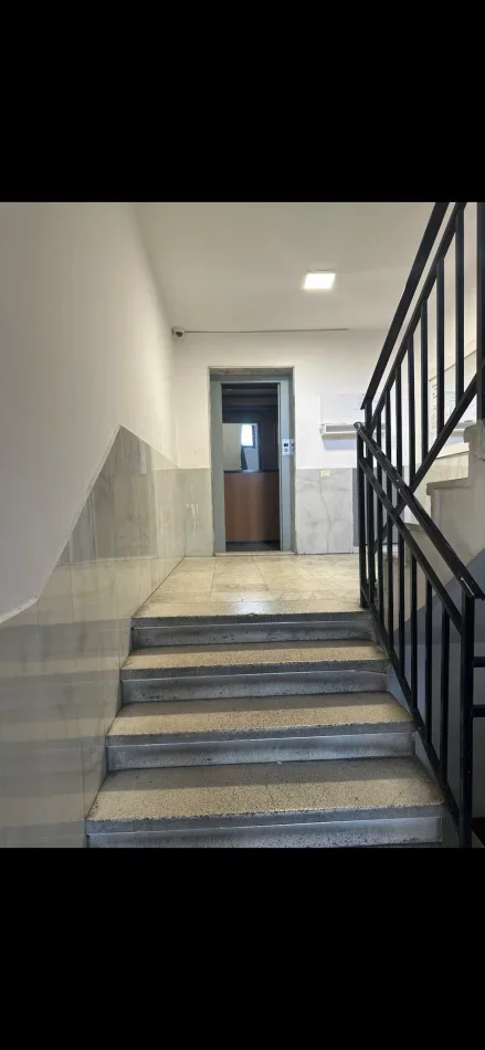 Tirane, jepet me qera apartament 2+1+Aneks+Ballkon Kati 4, 900 € (Bulevardi Bajram Curri)