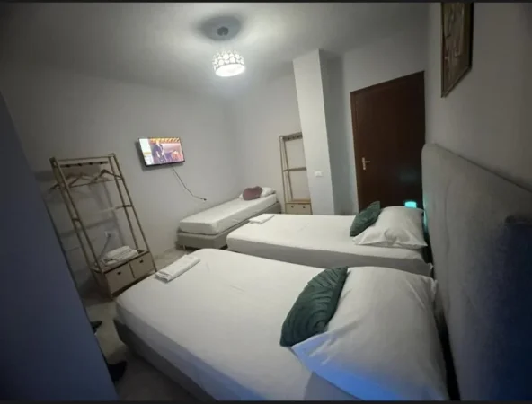 Tirane, jepet me qera apartament 2+1+Aneks+Ballkon Kati 4, 900 € (Bulevardi Bajram Curri)