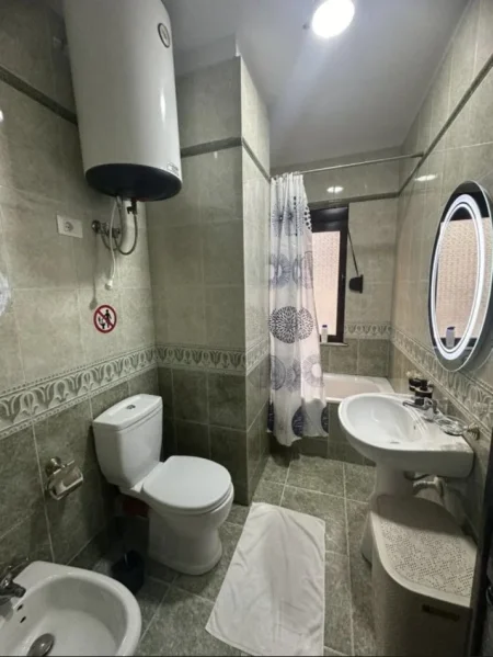 Tirane, jepet me qera apartament 2+1+Aneks+Ballkon Kati 4, 900 € (Bulevardi Bajram Curri)