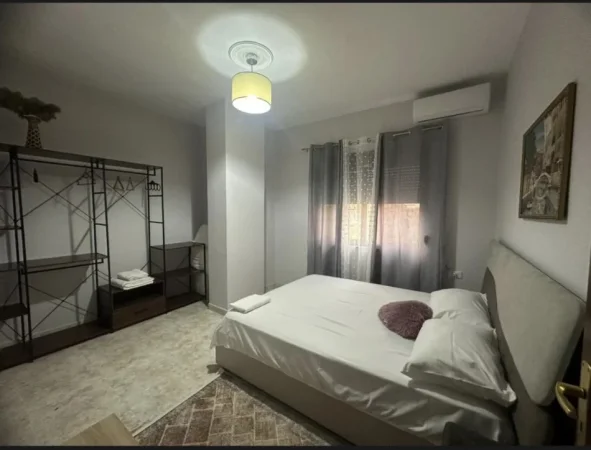 Tirane, jepet me qera apartament 2+1+Aneks+Ballkon Kati 4, 900 € (Bulevardi Bajram Curri)