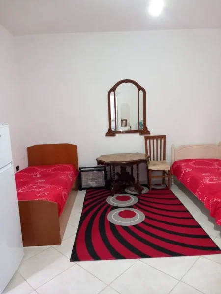Tirane, jepet me qera garsonier 1+1 Kati 3, 36 m² (Stacioni Trenit, Fundi Rruges Burgut)