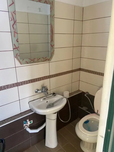 Jepet me Qira Hyrje 1+1 tek Rruga Jordan Misja,  300 €uro