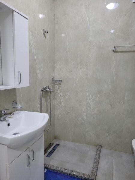 Tirane, jepet me qera apartament 1+1+Ballkon Kati 4, 68 m² 400 € (kopshti botanik)
