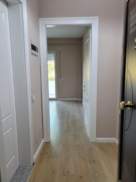 Tirane, jepet me qera apartament 1+1+Ballkon Kati 4, 68 m² 400 € (kopshti botanik)