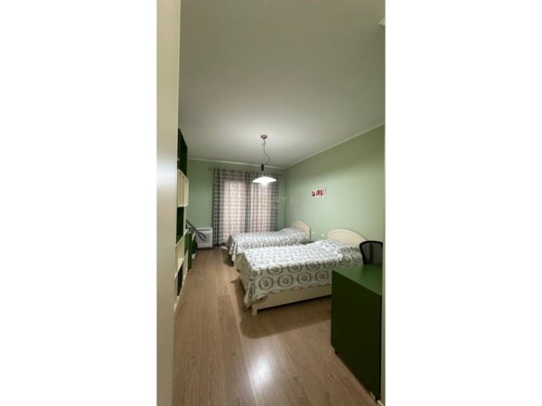 Tirane, jepet me qera apartament 2+1+Ballkon Kati 8, 116 m² 850 € (pazari i ri)