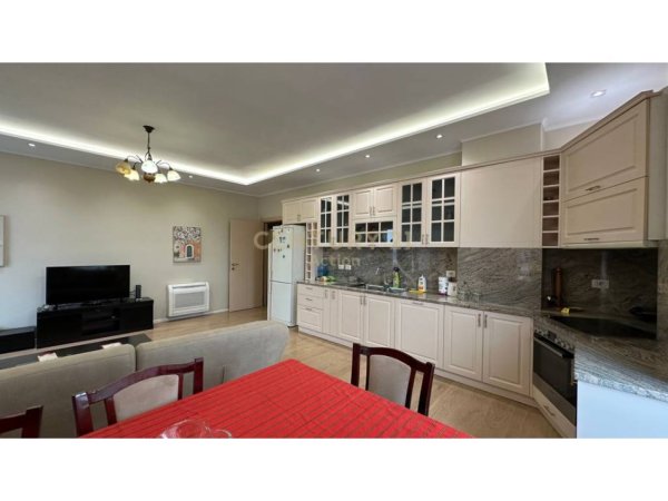 Tirane, jepet me qera apartament 2+1+Ballkon Kati 8, 116 m² 850 € (pazari i ri)