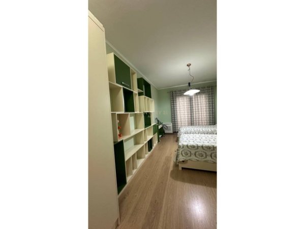 Tirane, jepet me qera apartament 2+1+Ballkon Kati 8, 116 m² 850 € (pazari i ri)