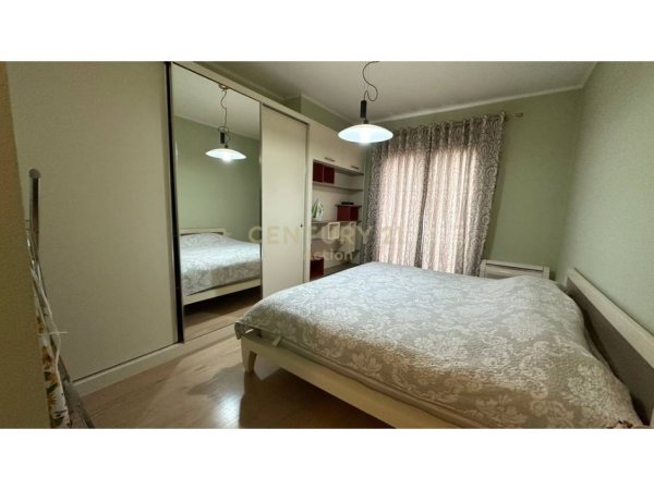 Tirane, jepet me qera apartament 2+1+Ballkon Kati 8, 116 m² 850 € (pazari i ri)