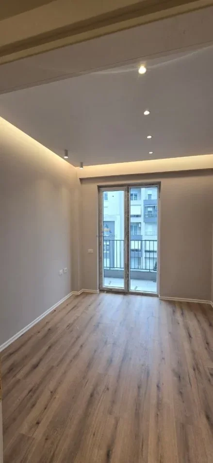 Tirane, jepet me qera apartament 2+1+Ballkon Kati 6, 92 m² 900 € 