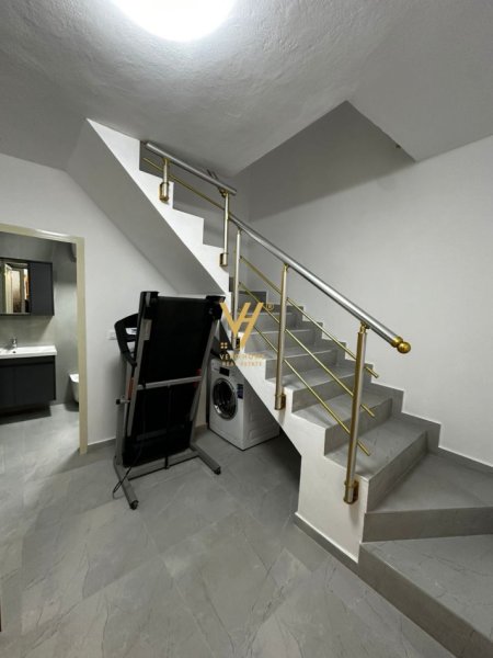 Tirane, jepet me qera shtepi 2+1+Ballkon Kati 0, 95 m² 700 € (STACIONI I TRENIT)