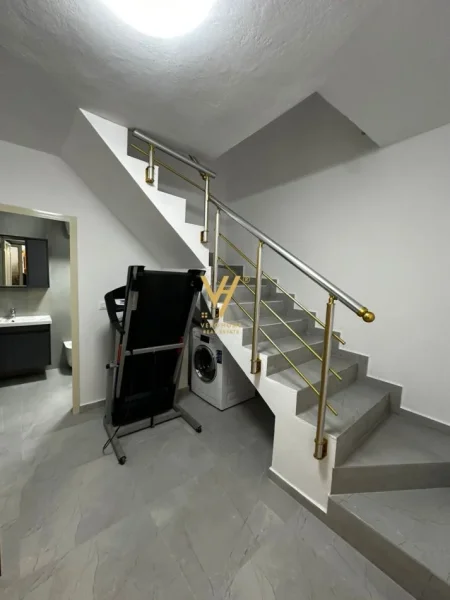 Tirane, jepet me qera shtepi 2+1+Ballkon Kati 0, 95 m² 700 € (STACIONI I TRENIT)