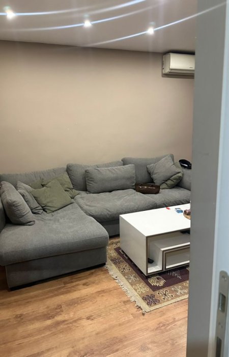 Tirane, jepet me qera apartament 1+1+Ballkon Kati 3, 62 m² 550 € (Harry Fultz/Rruga Asim Vokshi)