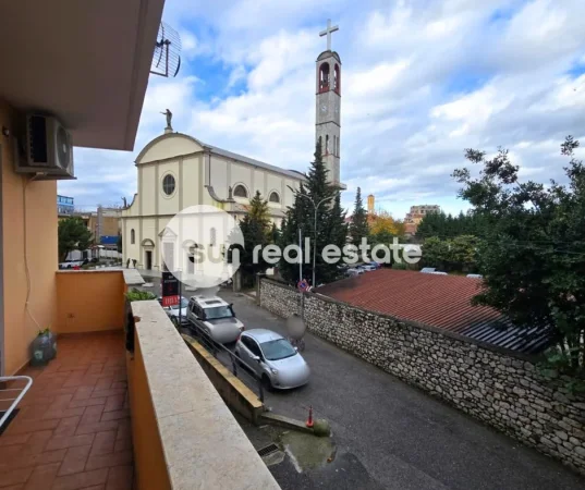 Shkoder, jepet me qera apartament 2+1+Ballkon Kati 1, 121 m² (QENDER)