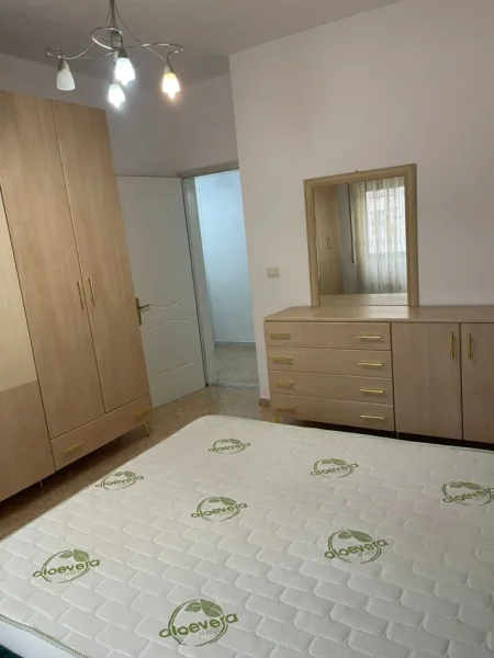 Tirane, jepet me qera apartament 2+1 , 690 € (komuna parisit)