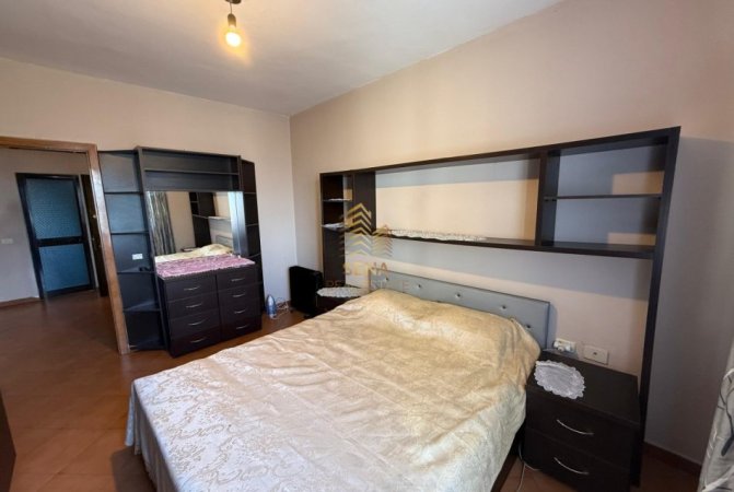 Tirane, jepet me qera apartament 1+1+Aneks+Ballkon Kati 5, 100 m² 450 € (Laprake, prane Kupoles)